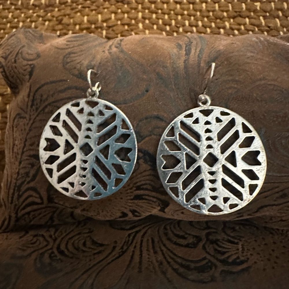 Chic Silver Filigree Earrings
